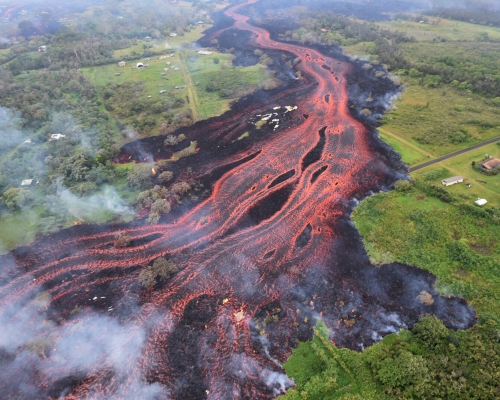位於美國夏威夷大島的基拉韋厄火山一些裂縫噴發岩漿，一名男子被撃中受重傷。AP