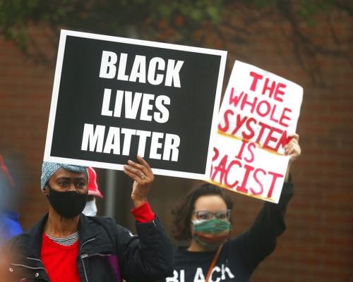 黑人男子周二在伊利诺州沃基根市被警察开枪击毙，引发连日示威。AP图