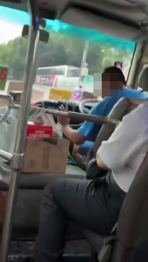見到司機在駕駛期間幾乎全程投入到音樂世界,聞歌起舞。fb「車cam L(香港群組)」截圖 見到司機在駕駛期間幾乎全程投入到音樂世界,聞歌起舞。fb「車cam L(香港群組)」截圖