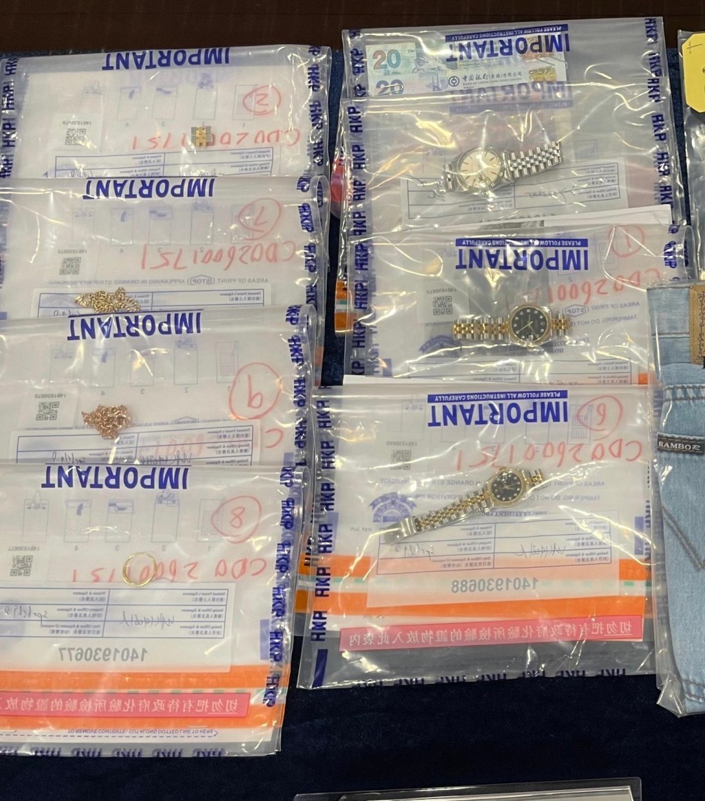 警方起回部分失物，包括手錶及金鏈。警方圖片