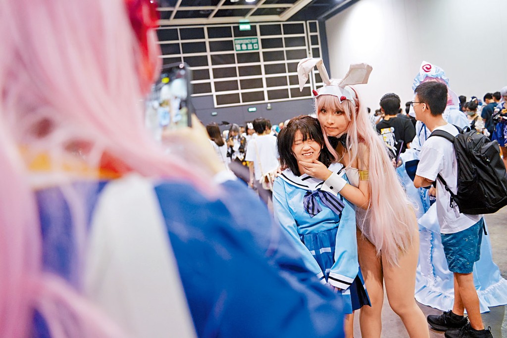 Cosplayer終於可以脫下口罩，吸引不少動漫迷關注。