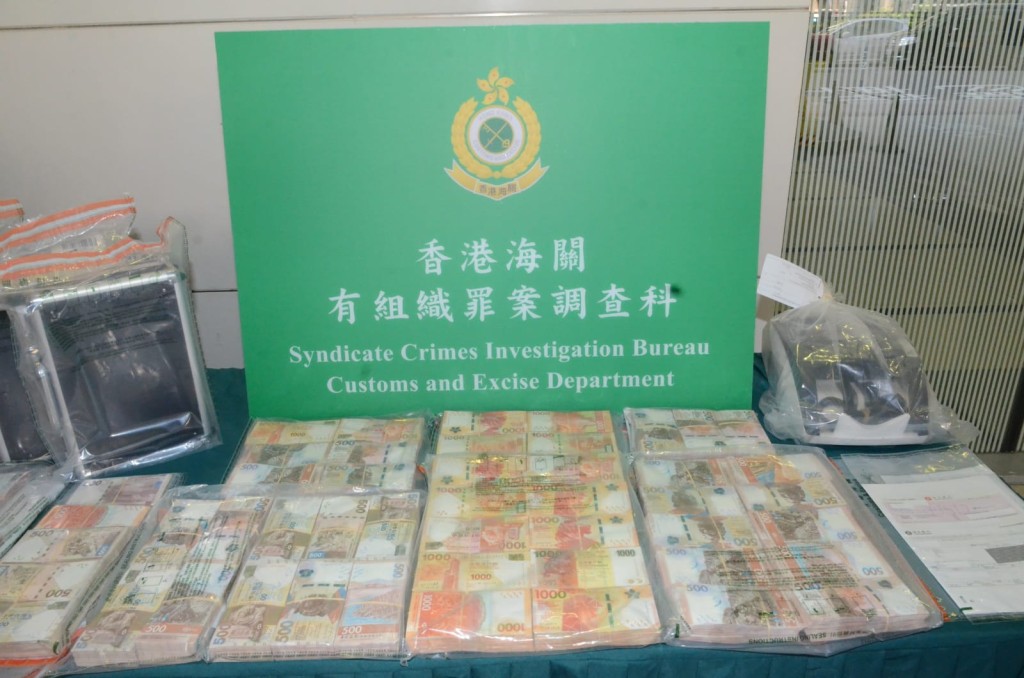 海關亦於單位內檢獲共值780萬元的現金及銀行本票