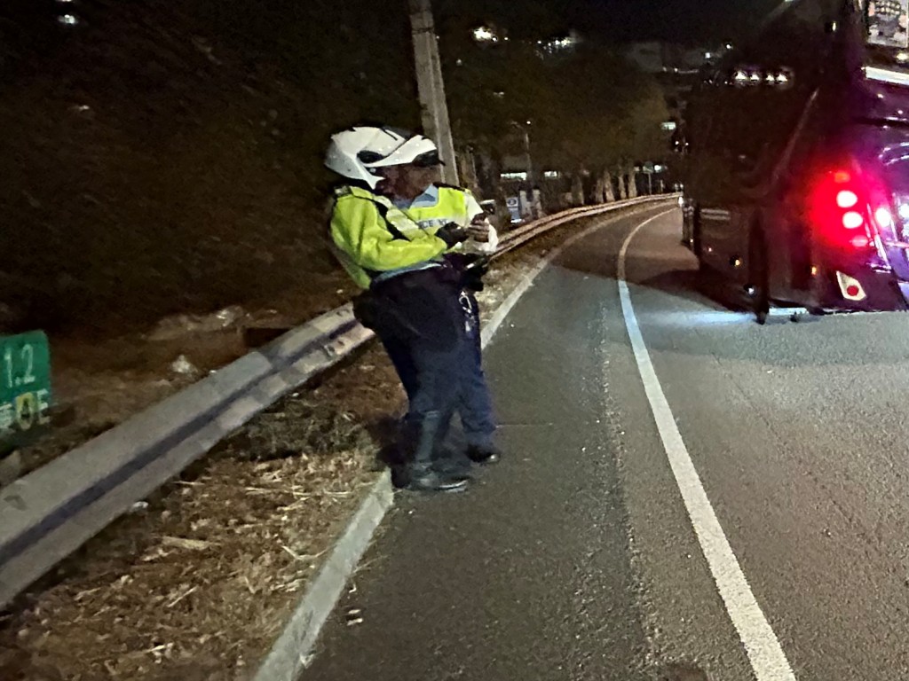 警員疑重看事發片段確認位置。 警員疑重看事發片段確認位置。