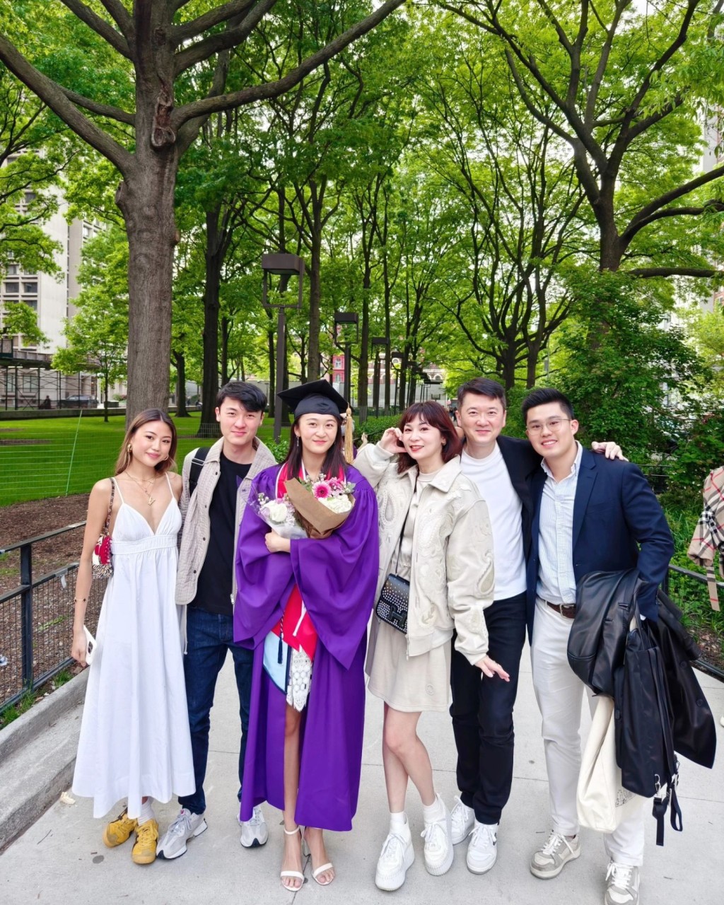 邱李茂琪近日在IG连环发帖，她与老公及囝囝飞纽约参加女儿毕业典礼。