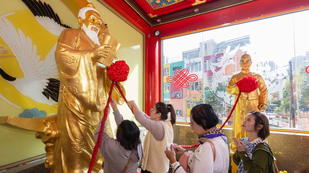 黃大仙祠月老殿今日舉行重光揭幕典禮, 吸引不少善信到場「手印結紅線」求月老助結良緣。嗇色園黃大仙祠fb 黃大仙祠月老殿今日舉行重光揭幕典禮, 吸引不少善信到場「手印結紅線」求月老助結良緣。嗇色園黃大仙祠fb