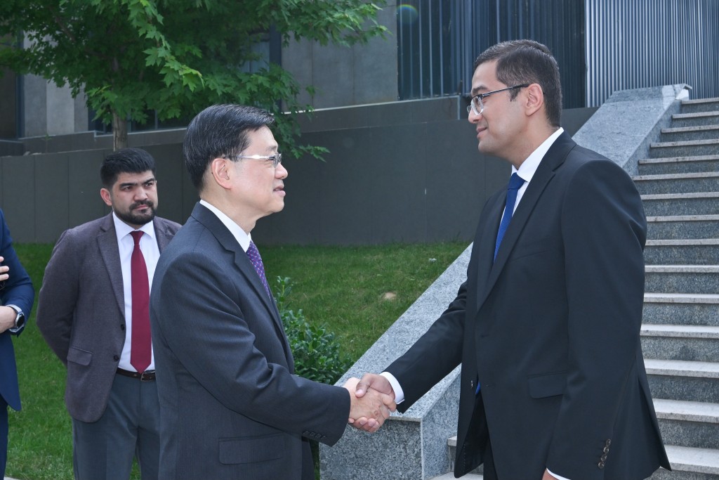 李家超（左）與烏茲別克斯坦數字技術部第一副部長Ayubkhon Sultonov（右）會面。