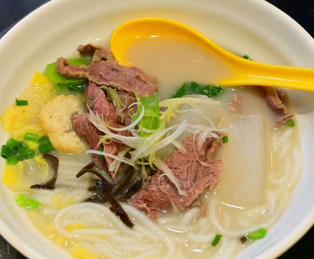 醉鮮牛豬骨湯米線 $52 
牛肉新鮮，豬骨湯味濃郁，另有豆腐卜及生菜等配菜。