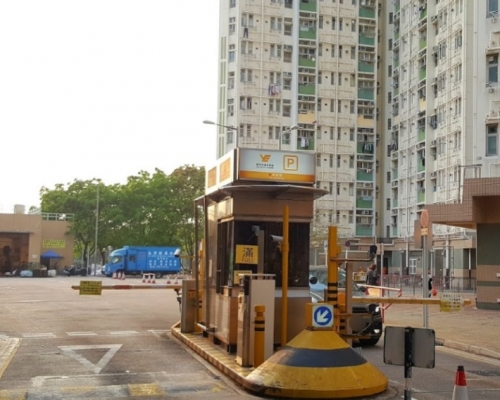 天恩邨凌晨發生私家車撞停車場閘欄事件。網圖
