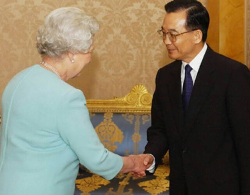 2004年5月，英女皇伊利沙伯二世會見時任中國國務院總理溫家寶。