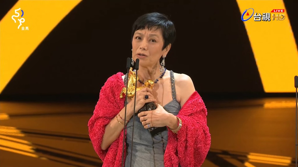 张艾嘉去年凭《灯火䦨珊》在台湾金马奬大热封后。