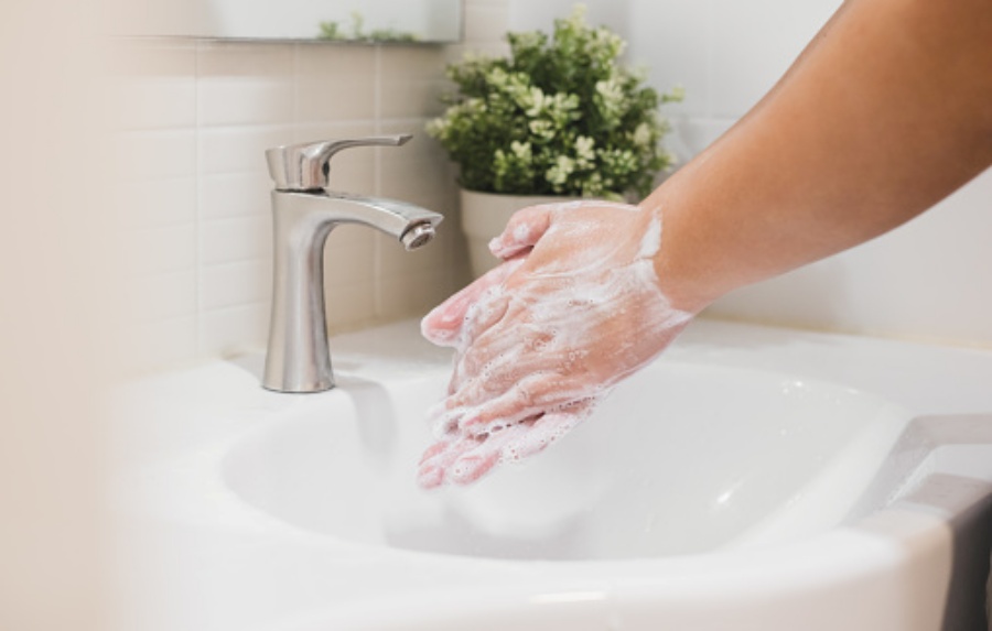 医生建议最重要还是勤洗手。unsplash