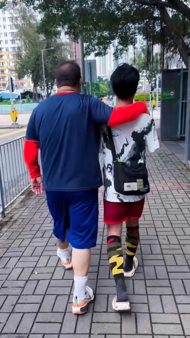 鏡頭一轉劉洋又與李金凱同行，似乎沒大問題。