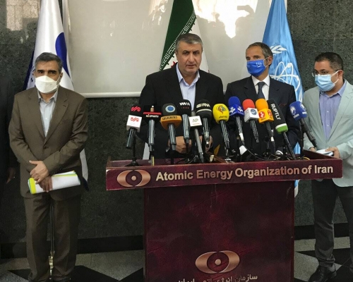 埃斯拉米（左二）與格羅西（右二）周日就伊朗核問題展開了會談，其後發表聯合聯明。美聯社圖片