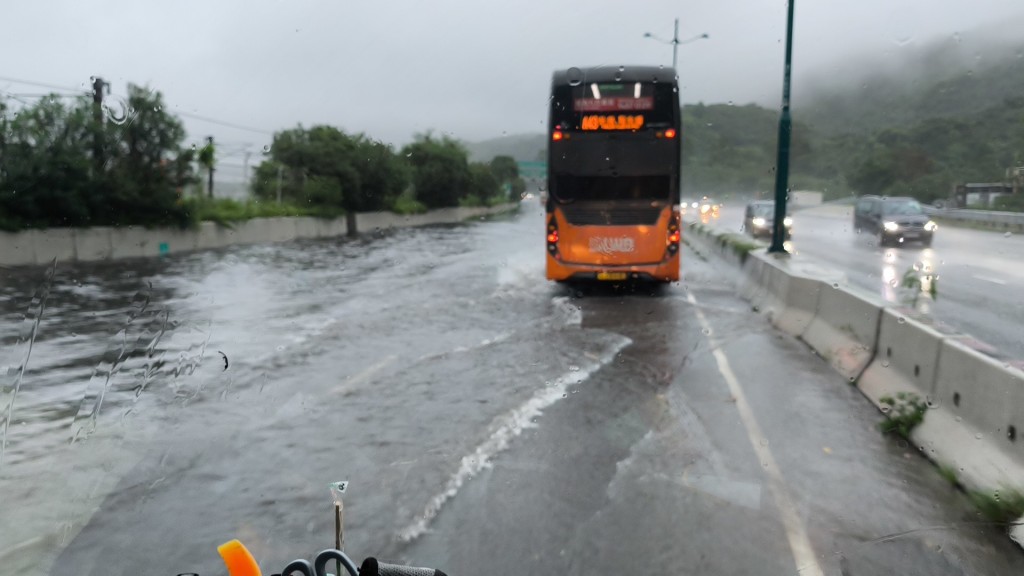 北大嶼山公路荃灣方向近欣澳水浸。網上圖片 北大嶼山公路荃灣方向近欣澳水浸。網上圖片