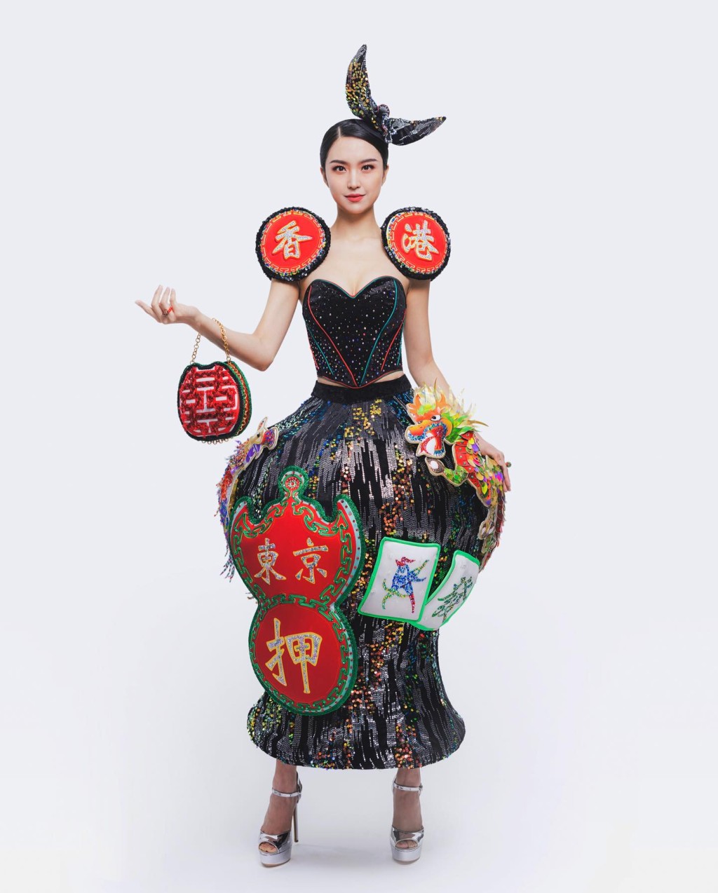梁庭欣代表香港的民族服裝引起網民熱議。