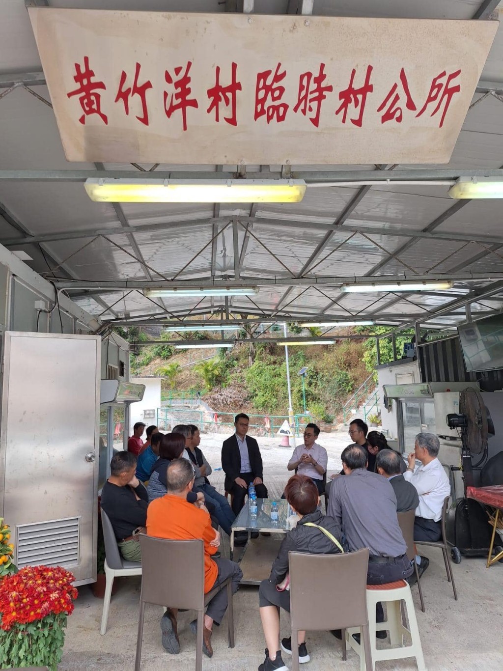 沙田民政專員、運輸署代表、小巴營運商在黃竹洋村內協商解決辦法。(民政事務總署fb)
