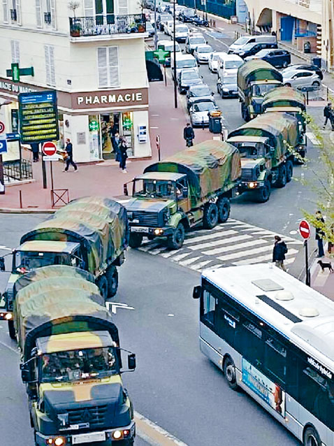多架軍車開入巴黎,軍人將協助建造野戰醫院。