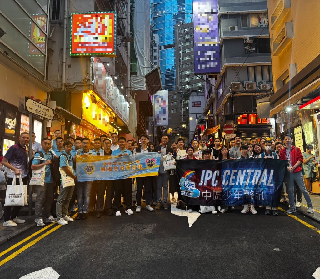今日（6月26日）適逢「國際禁毒日」，警方及義工隊到蘭桂坊一帶向市民派發防罪及禁毒宣傳單張。
