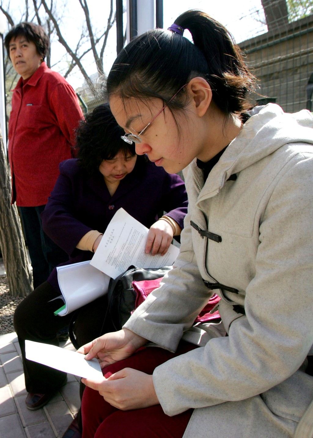 一名大学生在美国驻北京大使馆外等候申请签证。 美联社