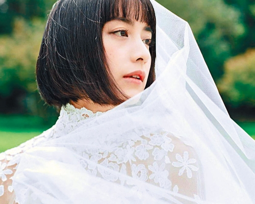 山本美月在社交網公開婚紗照,表示日前舉行婚禮。