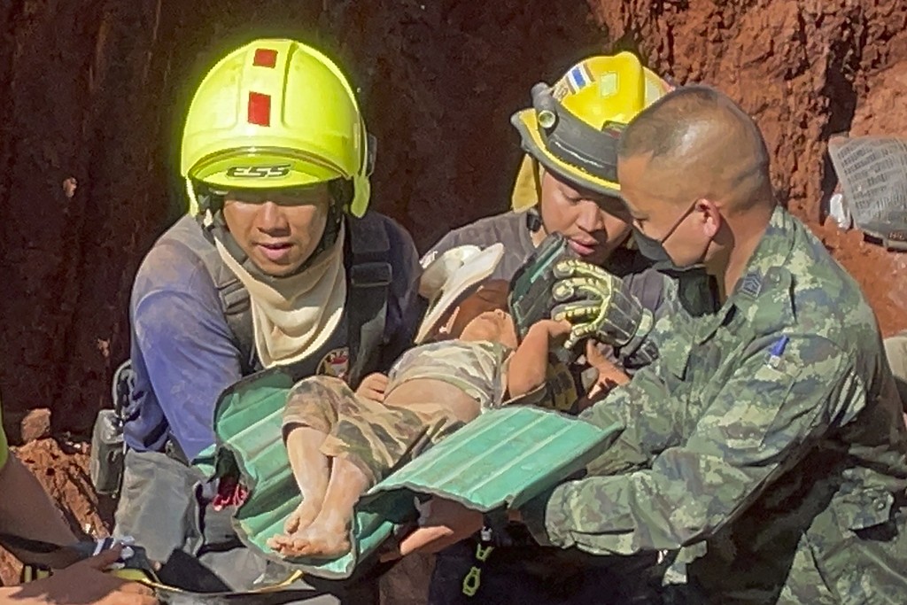 救援人員抬出虛弱的女童。 美聯社