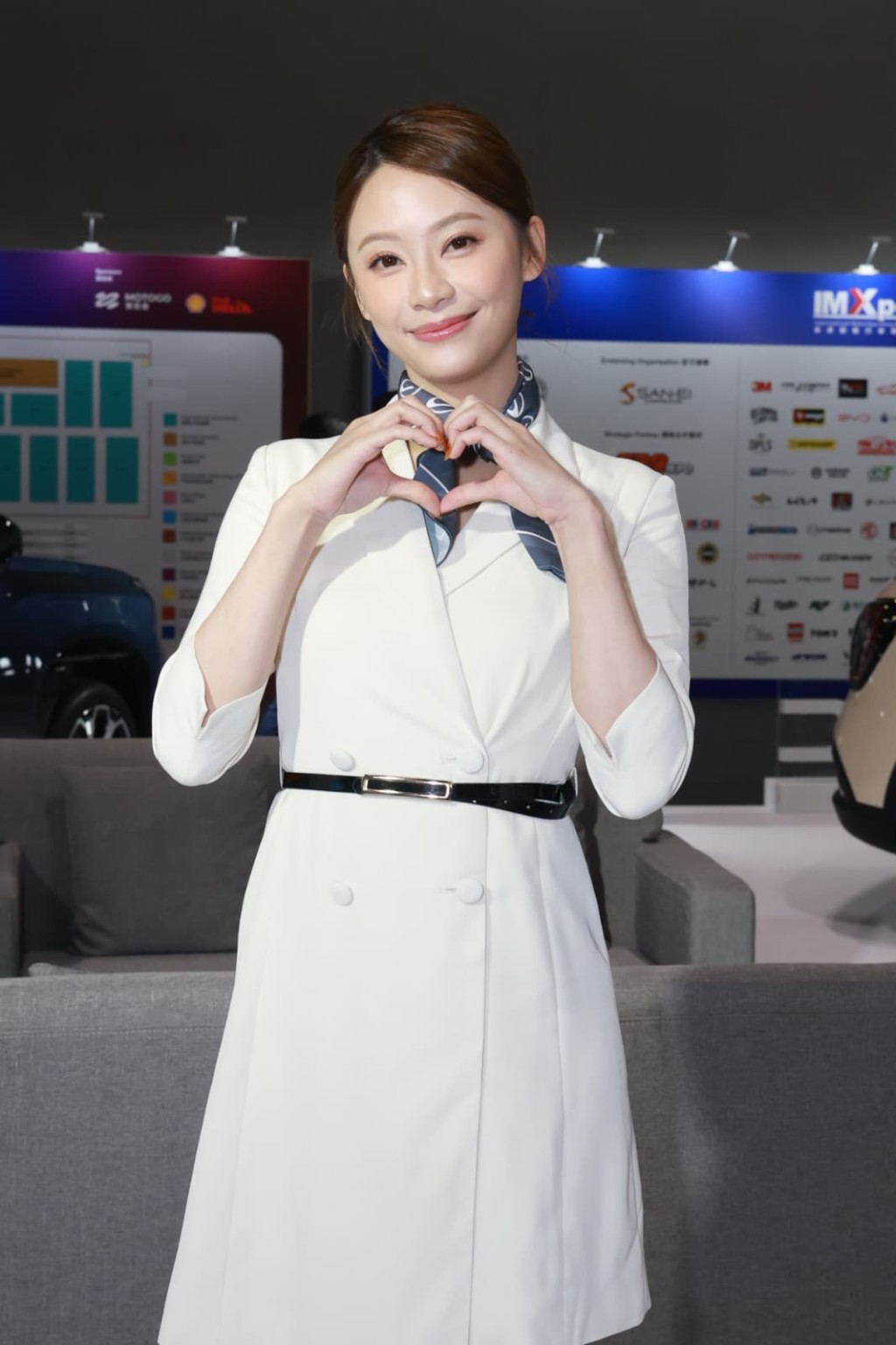 葉蒨文打扮成美女銷售經理,為廣告商推銷環保電動車。 葉蒨文打扮成美女銷售經理,為廣告商推銷環保電動車。