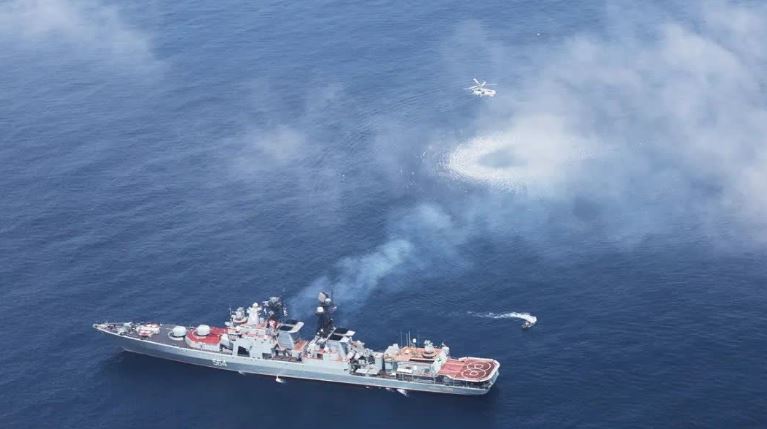 中俄雙方水面艦艇參演兵力抵達聯合演習區後組織人員換乘。（人民海軍）