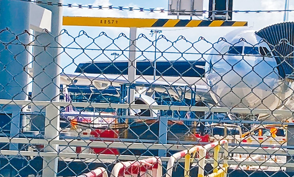 香港快運一架客機疑機艙冒煙，急降後安全着陸赤鱲角機場。