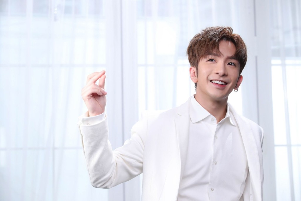 工作不停,一身白馬王子Look拍廣告。