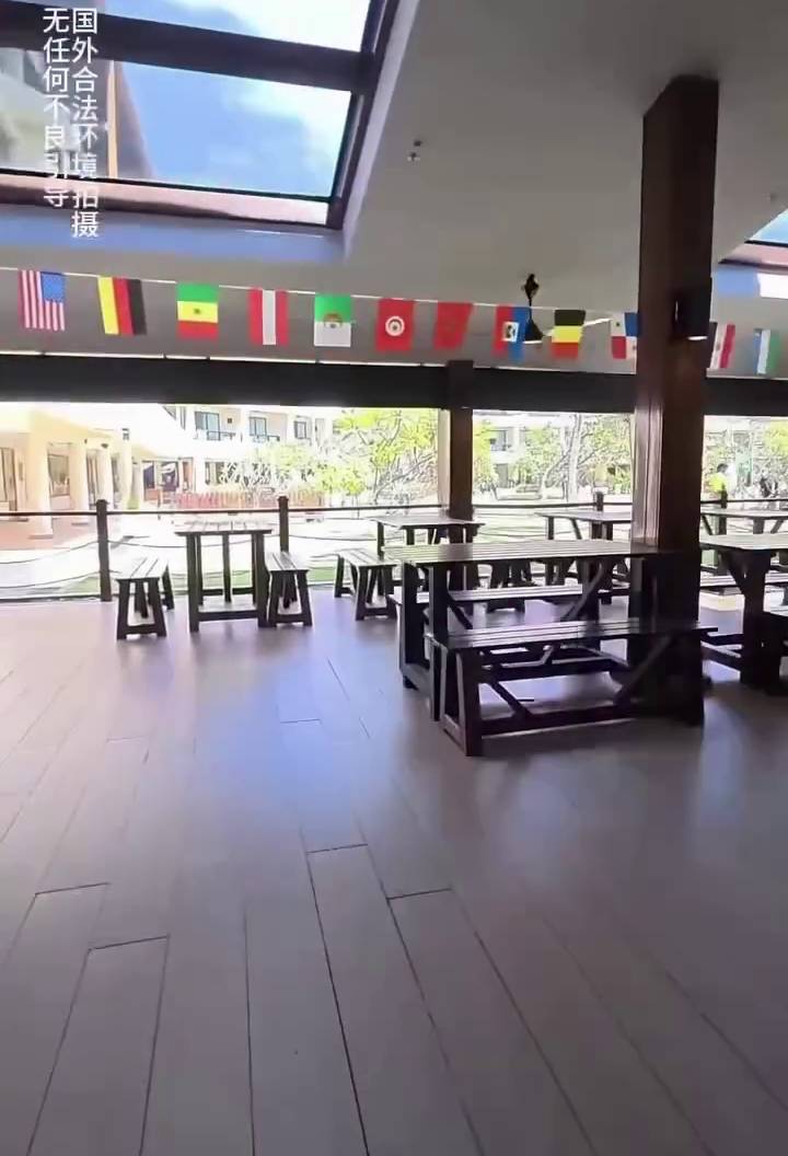 內地男拍片指大馬酒店未掛五星紅旗。 網片截圖