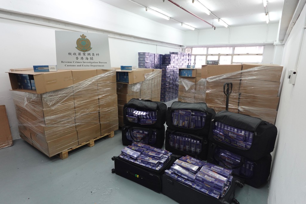 海關在葵涌一幢工廈搗破私煙貯存倉庫，共檢獲約224萬支私煙。海關圖片