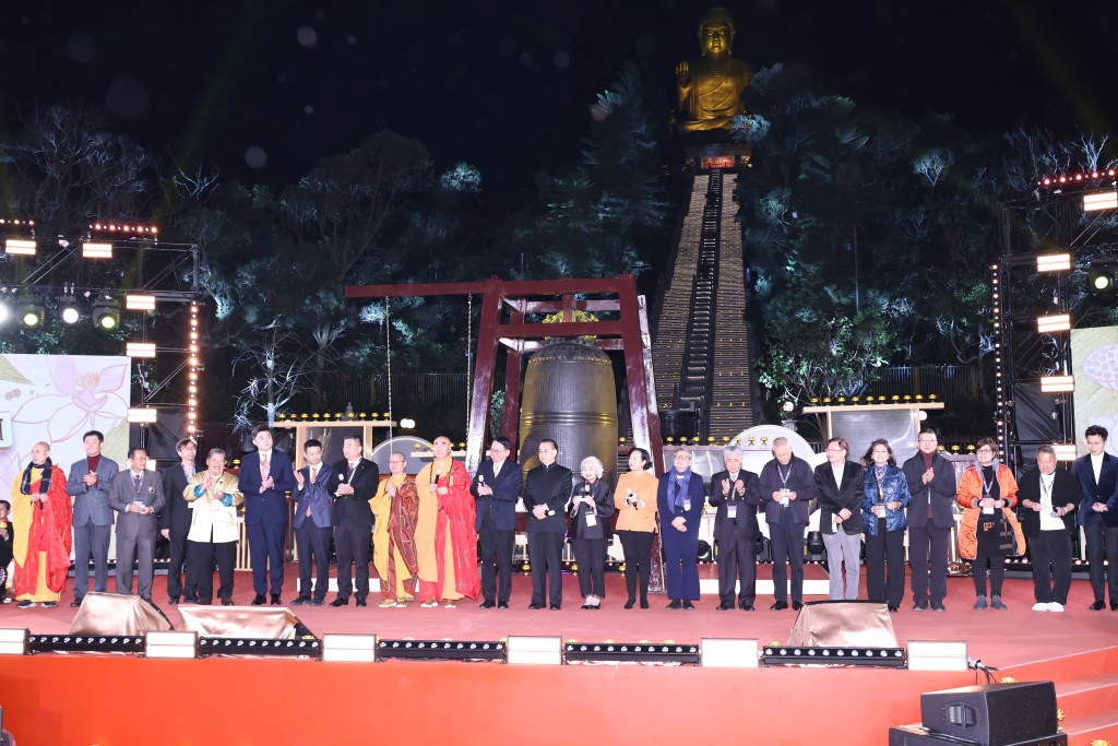 在迎接2024年的重要一刻，天壇大佛的鐘聲為廣大市民祈福，祝願新一年市民健康平安，百業興旺。