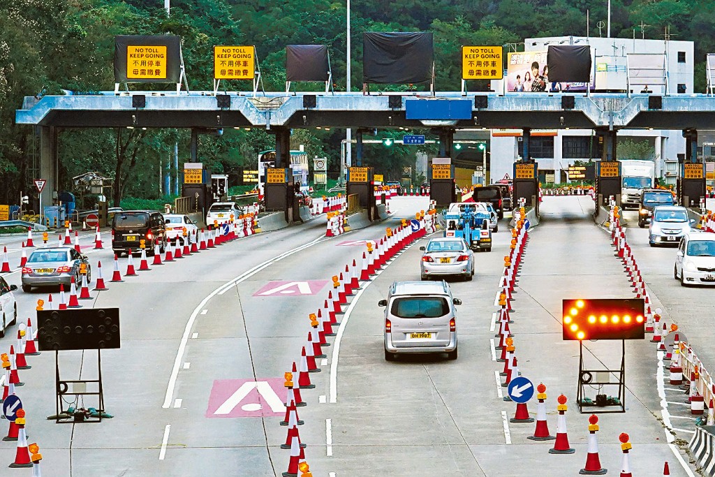 昨日是將藍隧道通車後首個上班上學日，運輸署指交通較預期暢順。