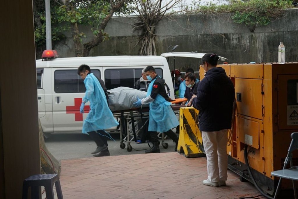 兩人的遺體在下午3時許運出，由救護車送往殯儀館。