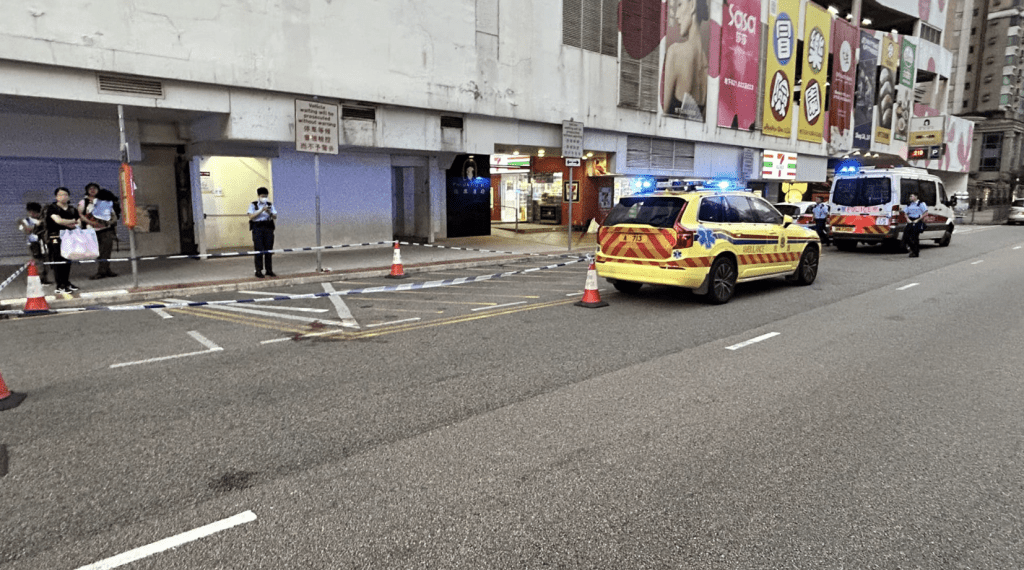 死者墮樓的馬路上,遺下明顯血迹,警方用膠帶圍封現場。蔡楚輝攝 死者墮樓的馬路上,遺下明顯血迹,警方用膠帶圍封現場。蔡楚輝攝