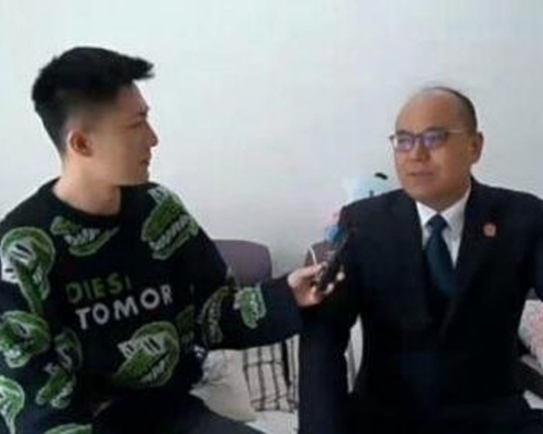 法官和凶宅試睡員一起在凶宅為民眾解答拍賣相關問題。