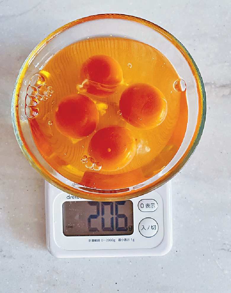 1.　預熱焗爐至攝氏180度。先用磅秤量度4隻去殼雞蛋重量，以同重量量度幼砂糖、中筋粉、含鹽牛油。