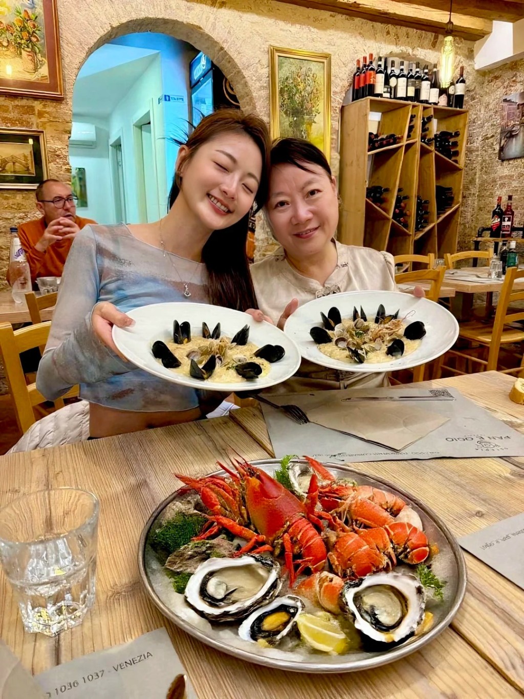 王卓淇現時跟媽媽於歐洲旅行,正身處意大利。 王卓淇現時跟媽媽於歐洲旅行,正身處意大利。