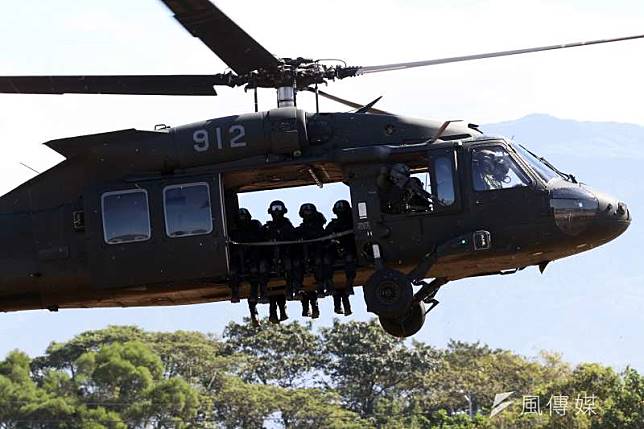 台军装备了美制黑鹰直升机。
