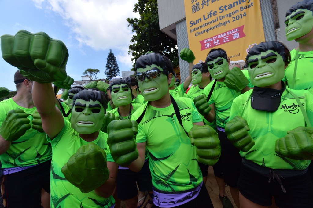 亦有參加香港國際龍舟邀請賽的隊伍扮演超級英雄Hulk。資料圖片