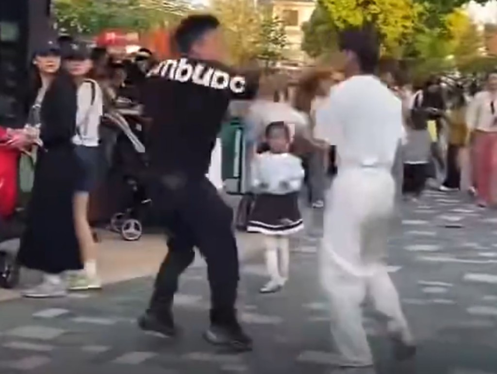 白衣男因勸阻吸煙被黑衣漢追打。小紅書