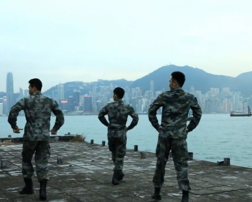 駐港解放軍以維港背景起舞。影片截圖