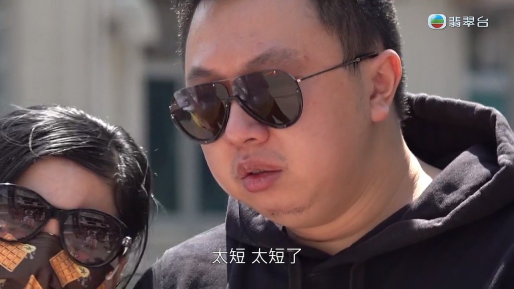 蔡天鳳的丈夫戴住太陽眼鏡，都睇得出他雙眼通紅。
