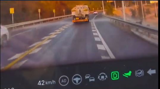 溫州有洗街車灑水時會避開「阿Sir」但無視路人，遭外界批評雙重標準。抖音