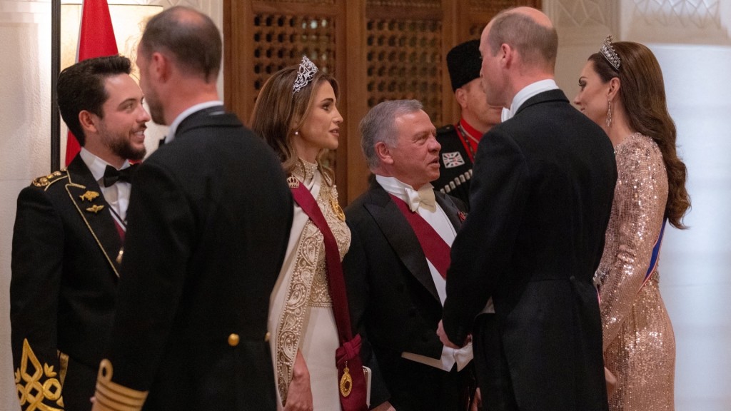 約旦皇儲侯賽因（左一）和父王阿卜杜拉二世（中右）迎接英國皇儲威廉與夫人凱特等賓客到場。 路透社