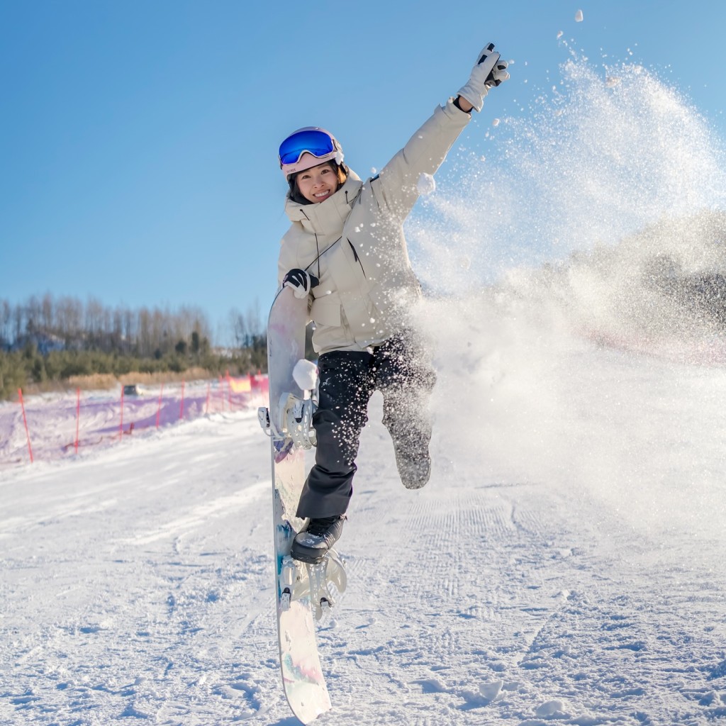 周家蔚表演單板滑雪，玩得好開心。