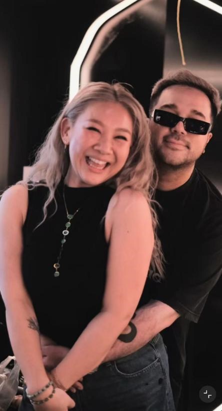 Benjamin從後緊擁鄭欣宜,非常甜蜜。 Benjamin從後緊擁鄭欣宜,非常甜蜜。