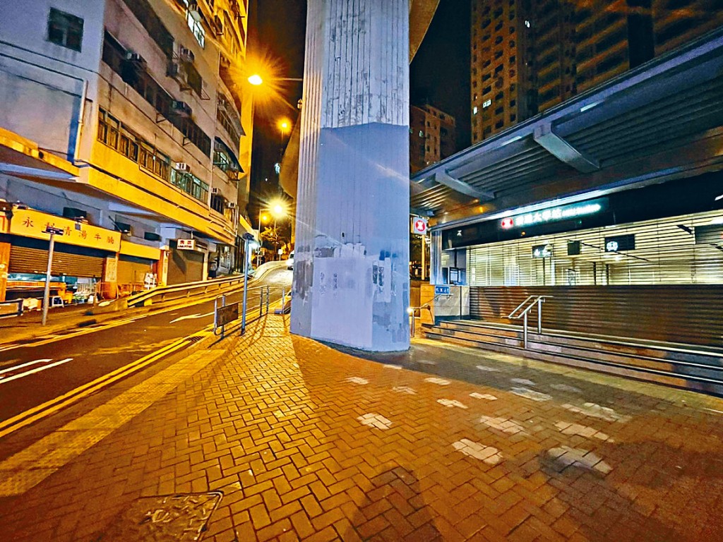 ■港鐵香港大學站對出行車天橋柱躉,被人寫上煽動性字句。