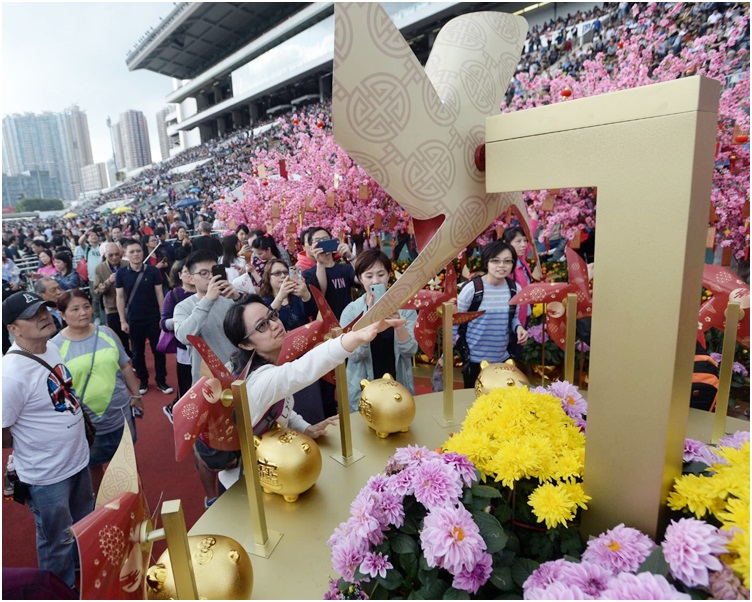 馬會在場內設置風車和桃花陣,讓馬迷沾旺氣。
