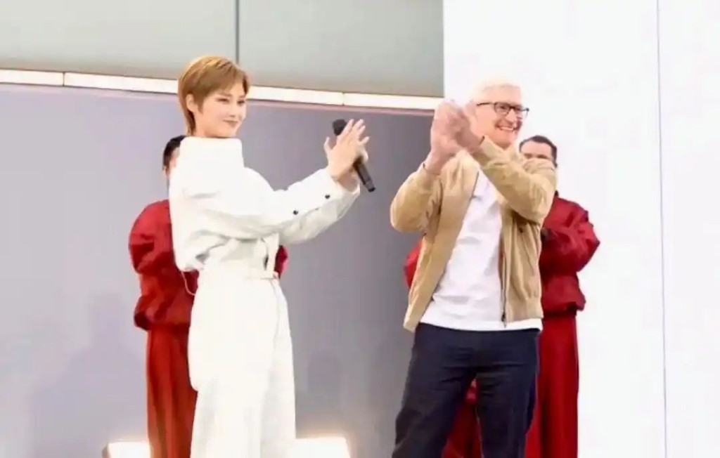 苹果50周年庆祝活动于四川成都举行，CEO库克与李宇春在台上合照。红星新闻